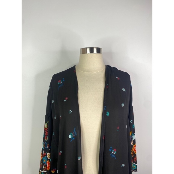 Kendal & Kylie Floral Semi Sheer Maxi Kimono - Picture 6 of 12